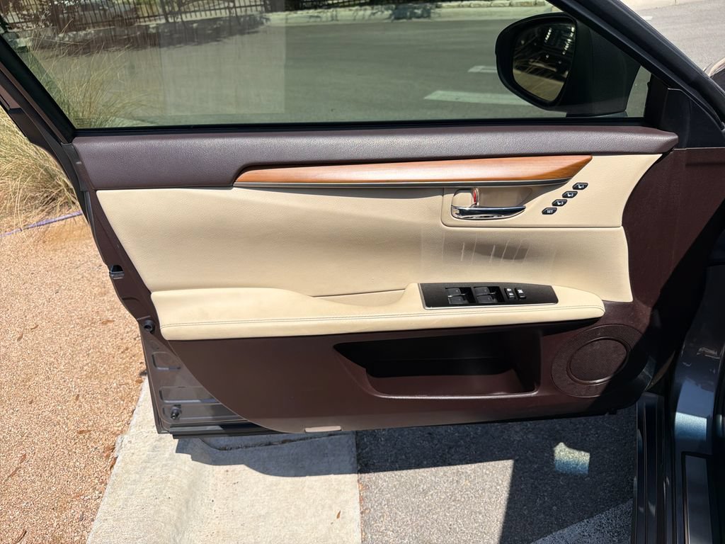 Used 2016 Lexus ES 300h w/ Luxury Package w/Wood Trim FWD image 18