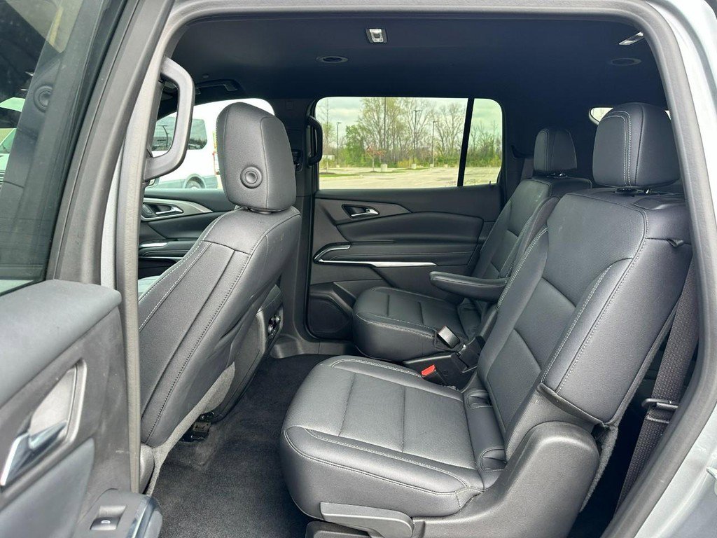 Used 2025 Chevrolet Traverse LT image 10