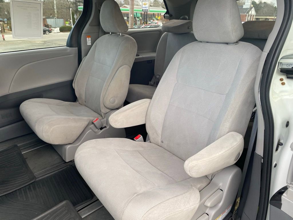 Used 2020 Toyota Sienna L image 17