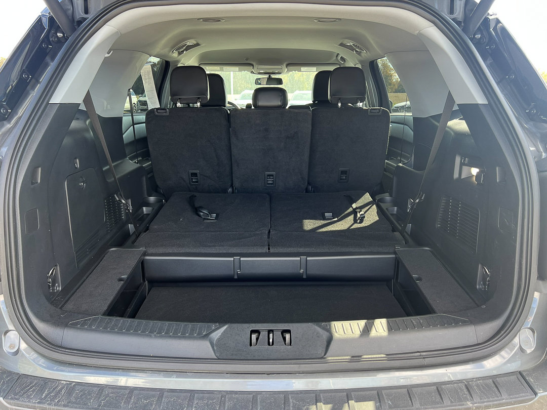 Used 2023 Ford Explorer XLT w/ Equipment Group 202A image 5