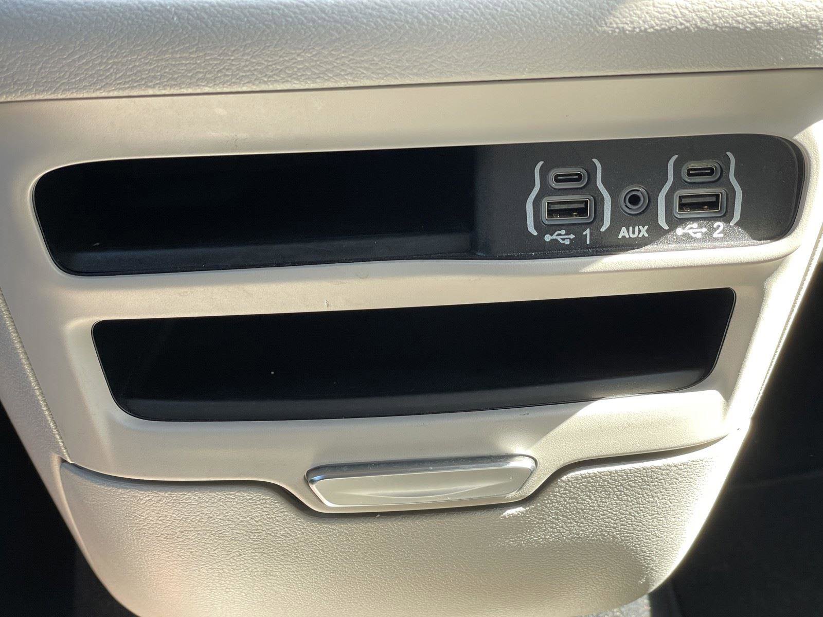 Used 2023 Chrysler Pacifica Touring-L image 27