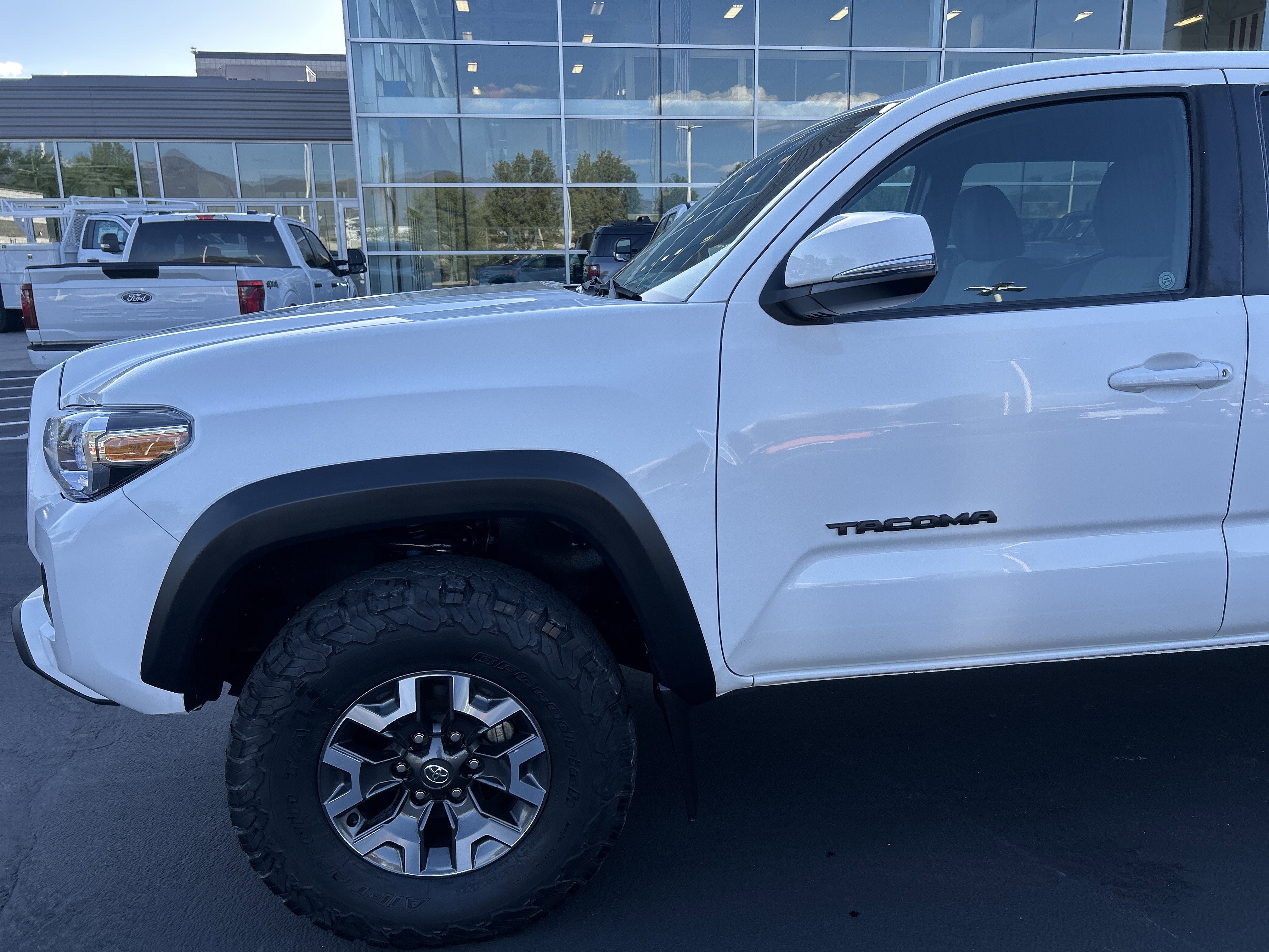 Used 2022 Toyota Tacoma TRD Off-Road AWD/4WD image 9