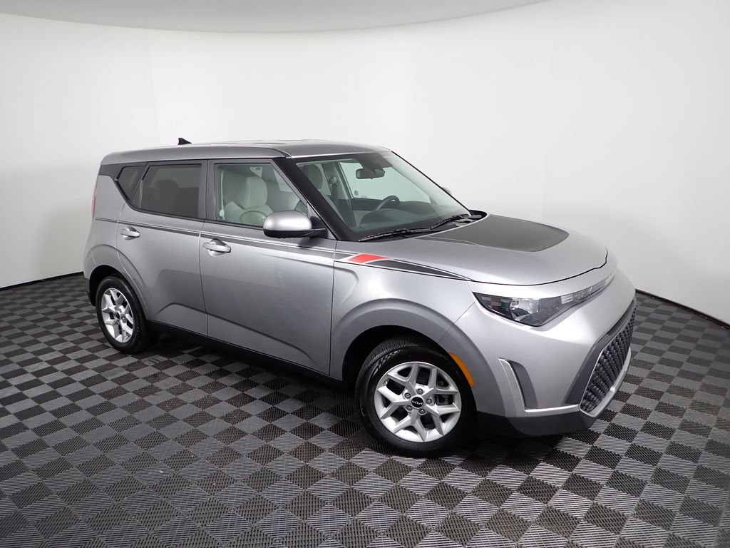 Used 2025 Kia Soul LX w/ LX Technology Package FWD image 5