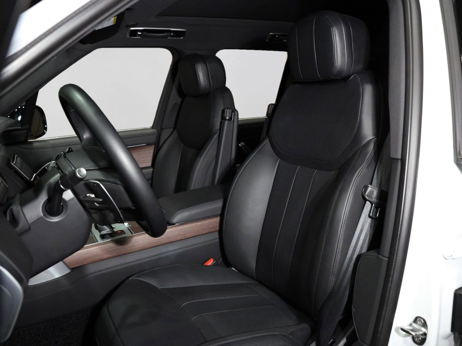 Used 2025 Land Rover Range Rover SE AWD/4WD image 6