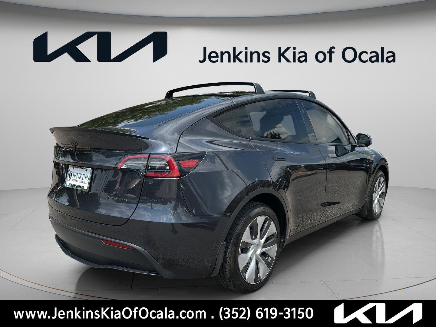 Used 2024 Tesla Model Y Long Range AWD/4WD image 3
