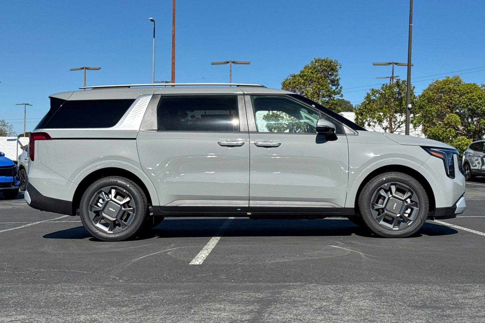 New 2026 Kia Carnival EX image 3