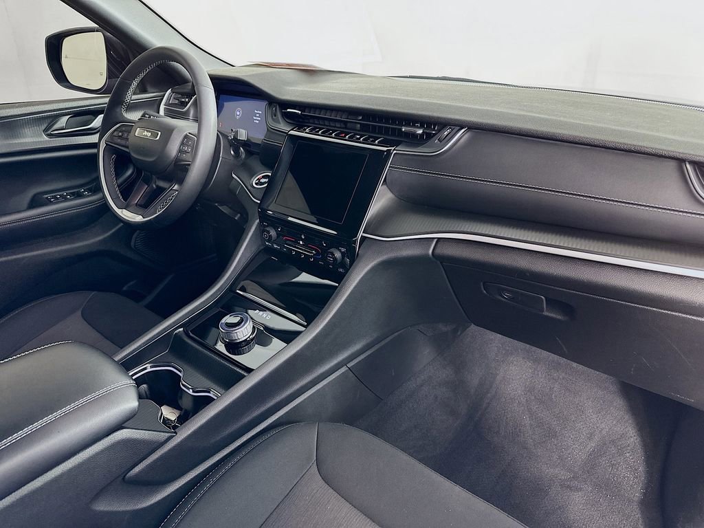 Certified 2025 Jeep Grand Cherokee Laredo w/ Luxury Tech Group I image 39