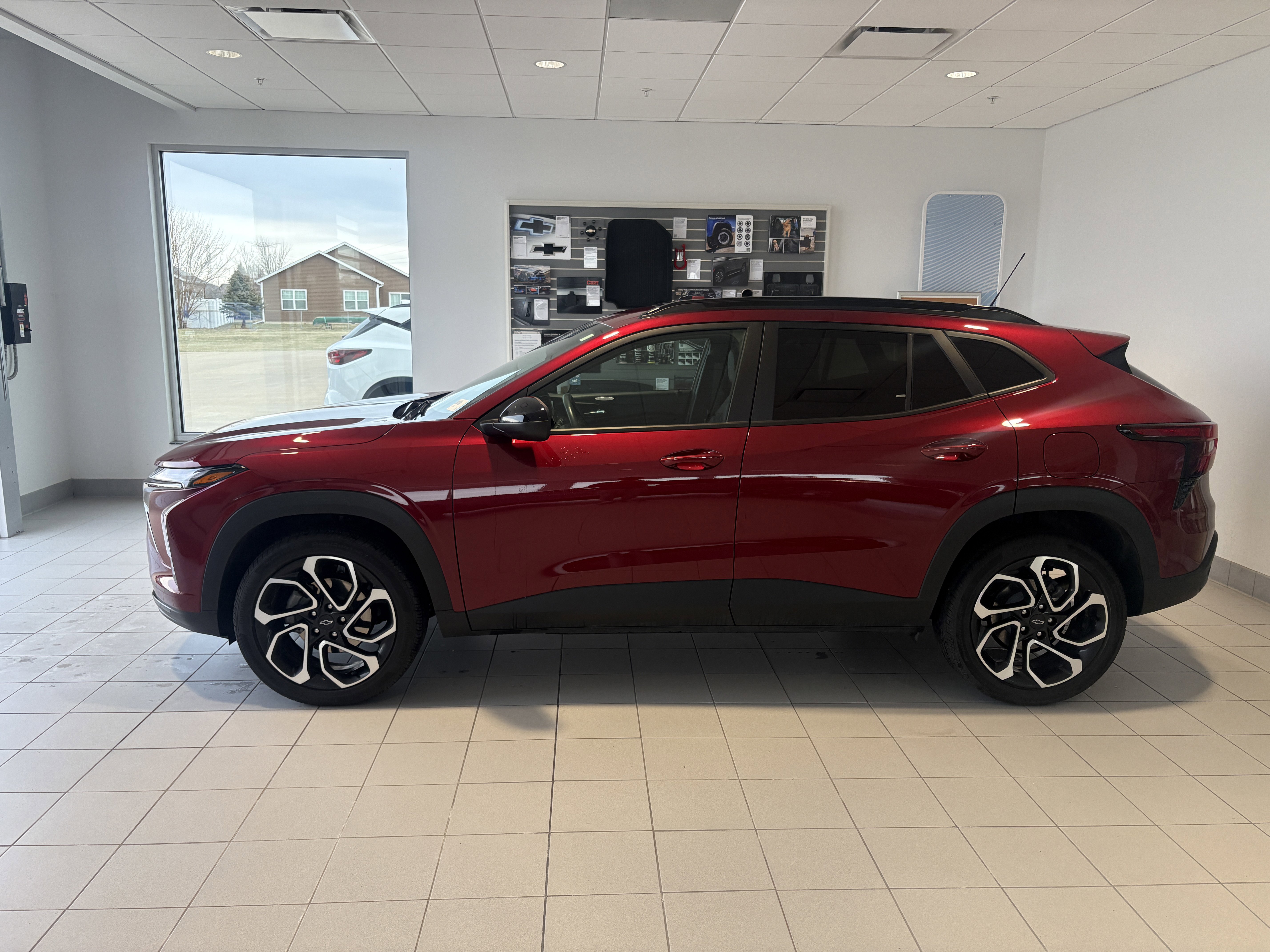 Used 2025 Chevrolet Trax RS w/ Sunroof Package image 2