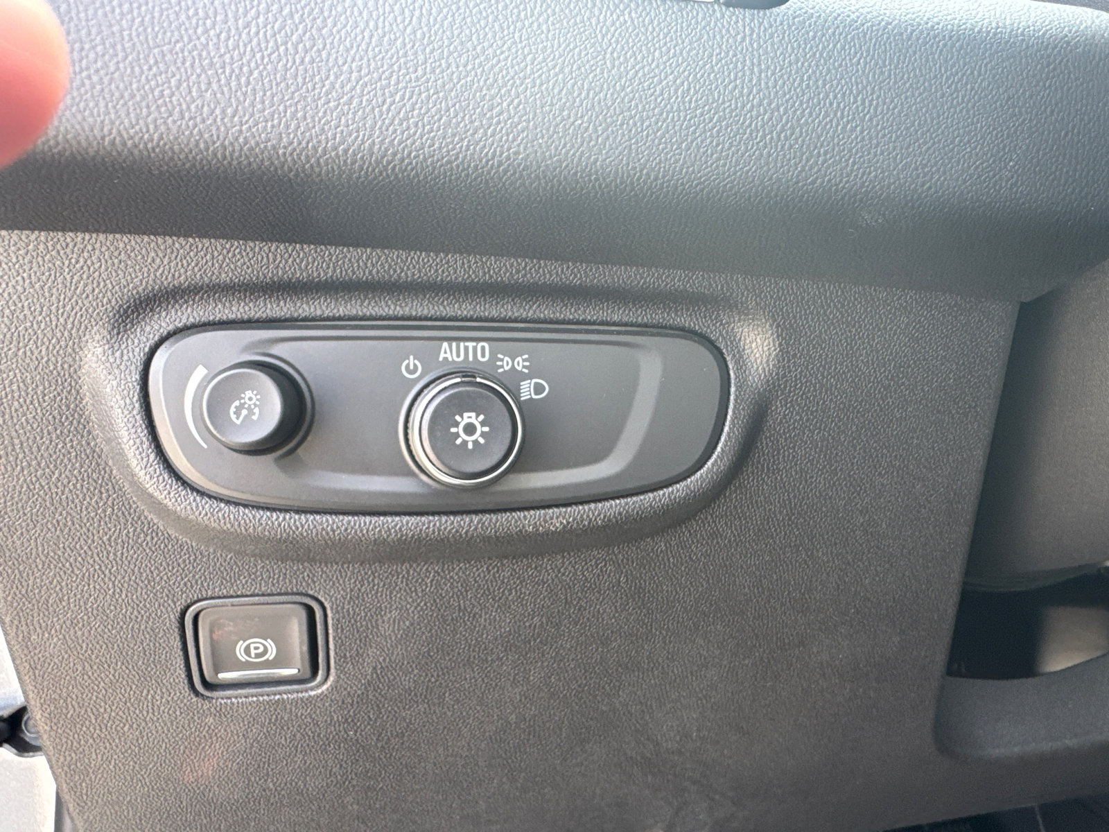 Used 2024 GMC Terrain SLE image 28