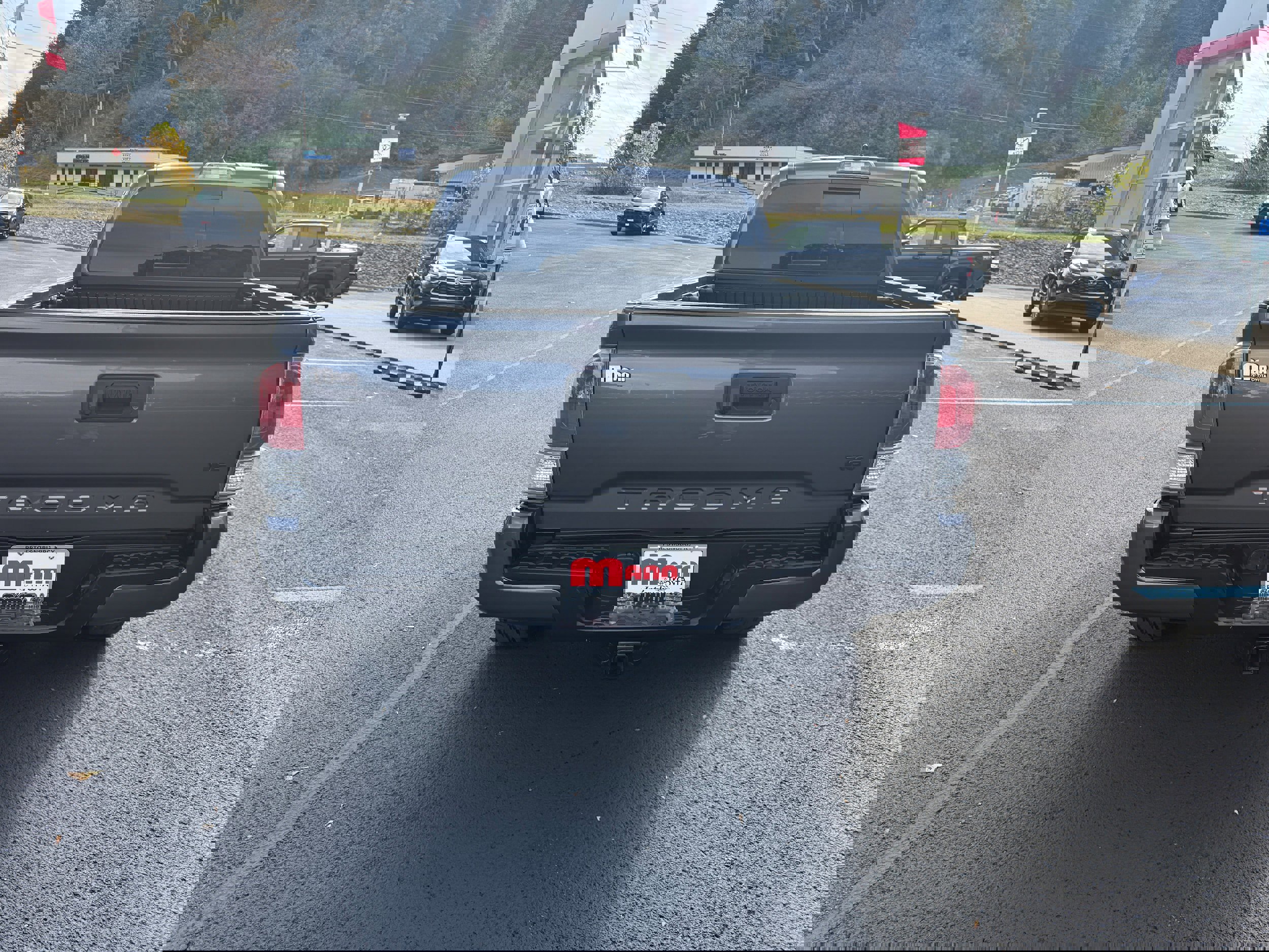 Used 2022 Toyota Tacoma TRD Sport w/ Technology Package image 8