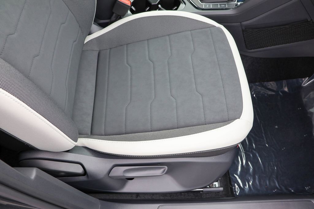 New 2025 Volkswagen Taos SE image 43