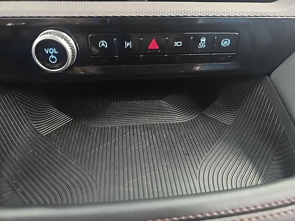 Used 2025 Ford Explorer Active AWD/4WD image 24