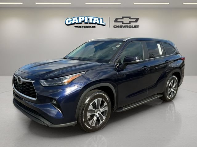 Used 2023 Toyota Highlander XLE FWD image 1