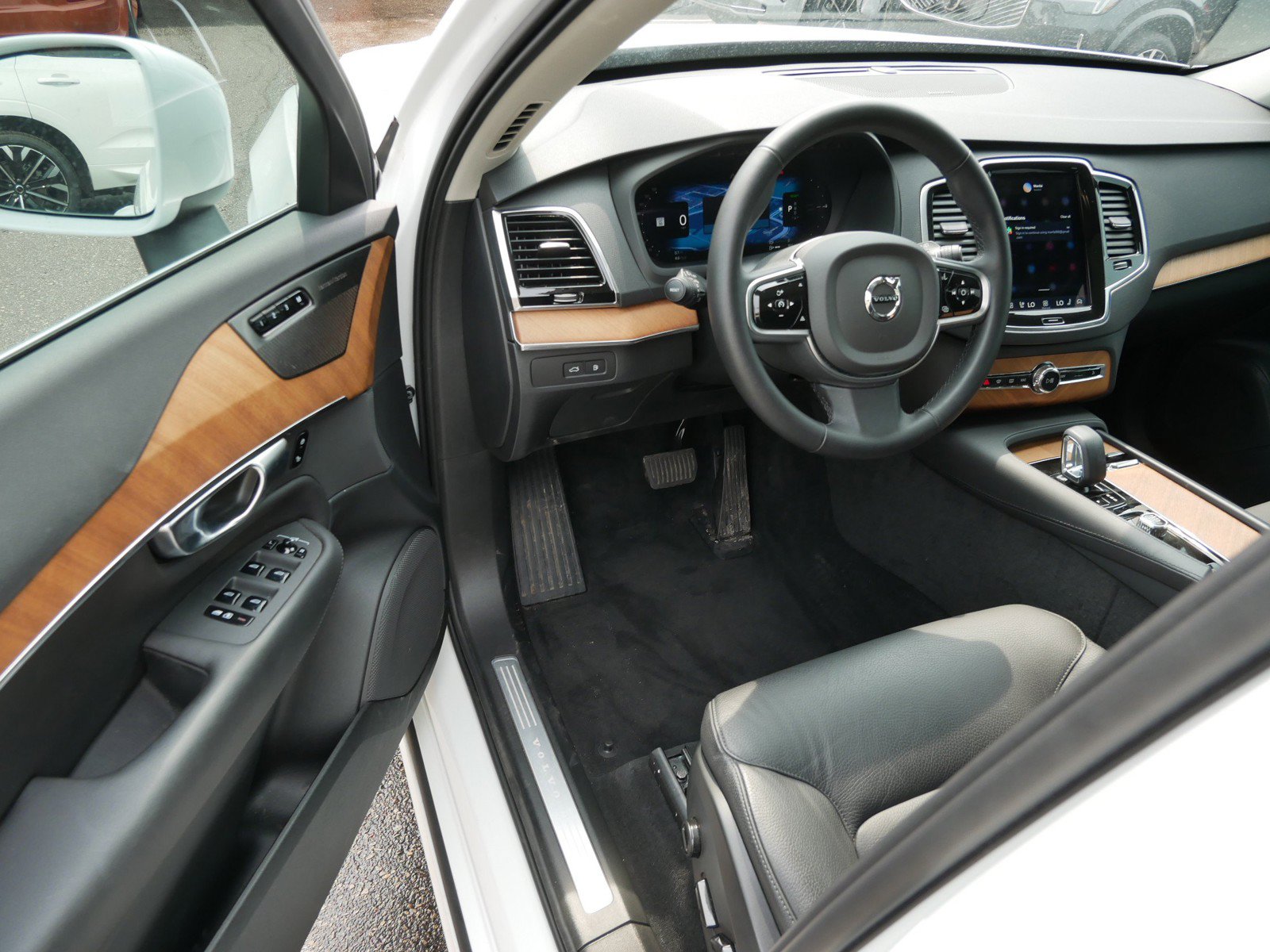 Certified 2025 Volvo XC90 T8 Plus w/ Protection Package Premier AWD/4WD image 10