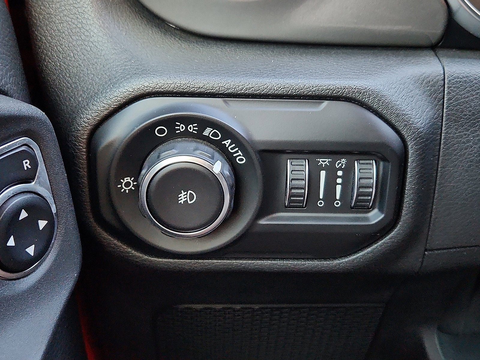 Used 2020 Jeep Wrangler Unlimited Sahara image 15