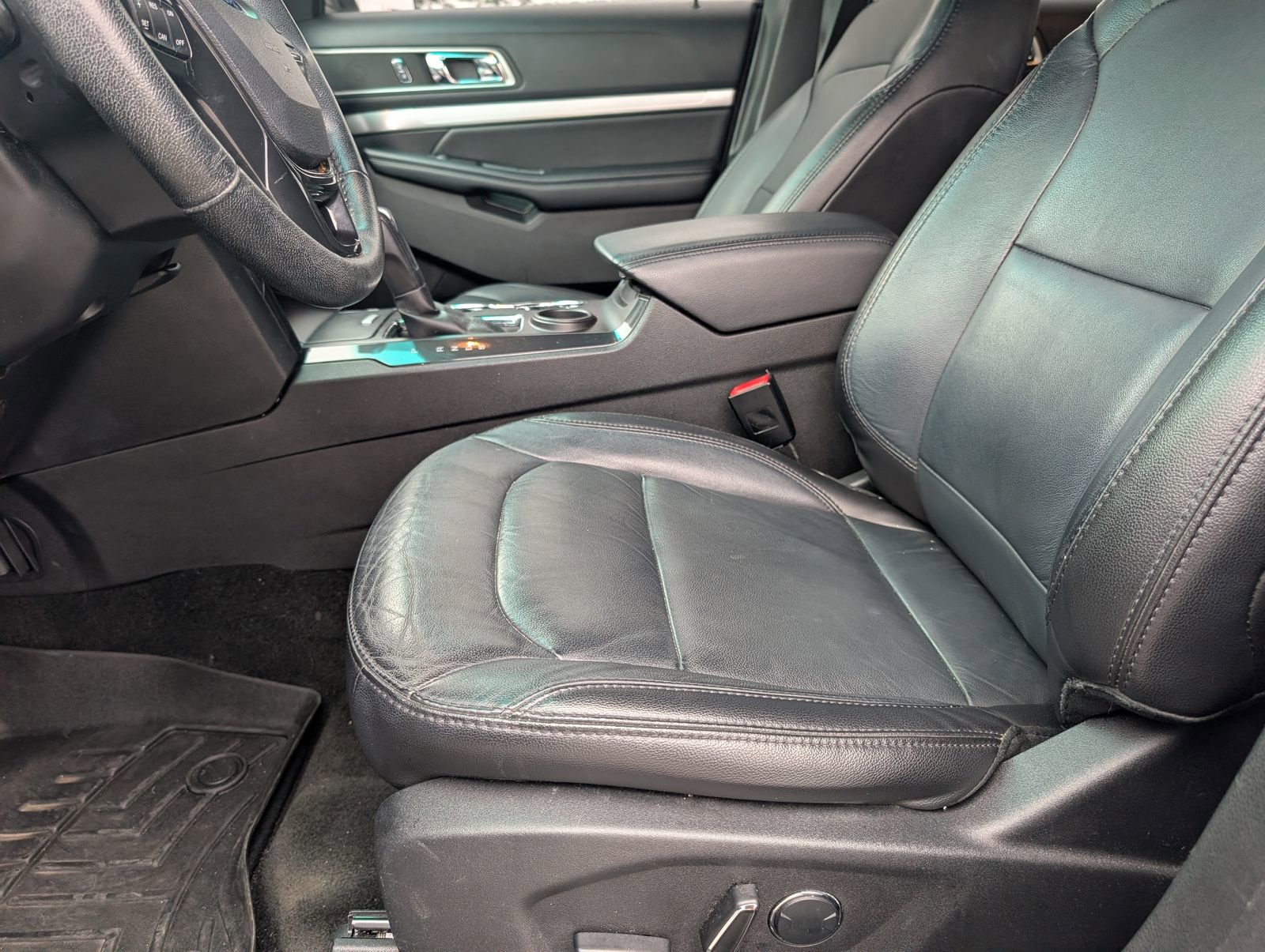 Used 2017 Ford Explorer XLT w/ Equipment Group 202A image 7