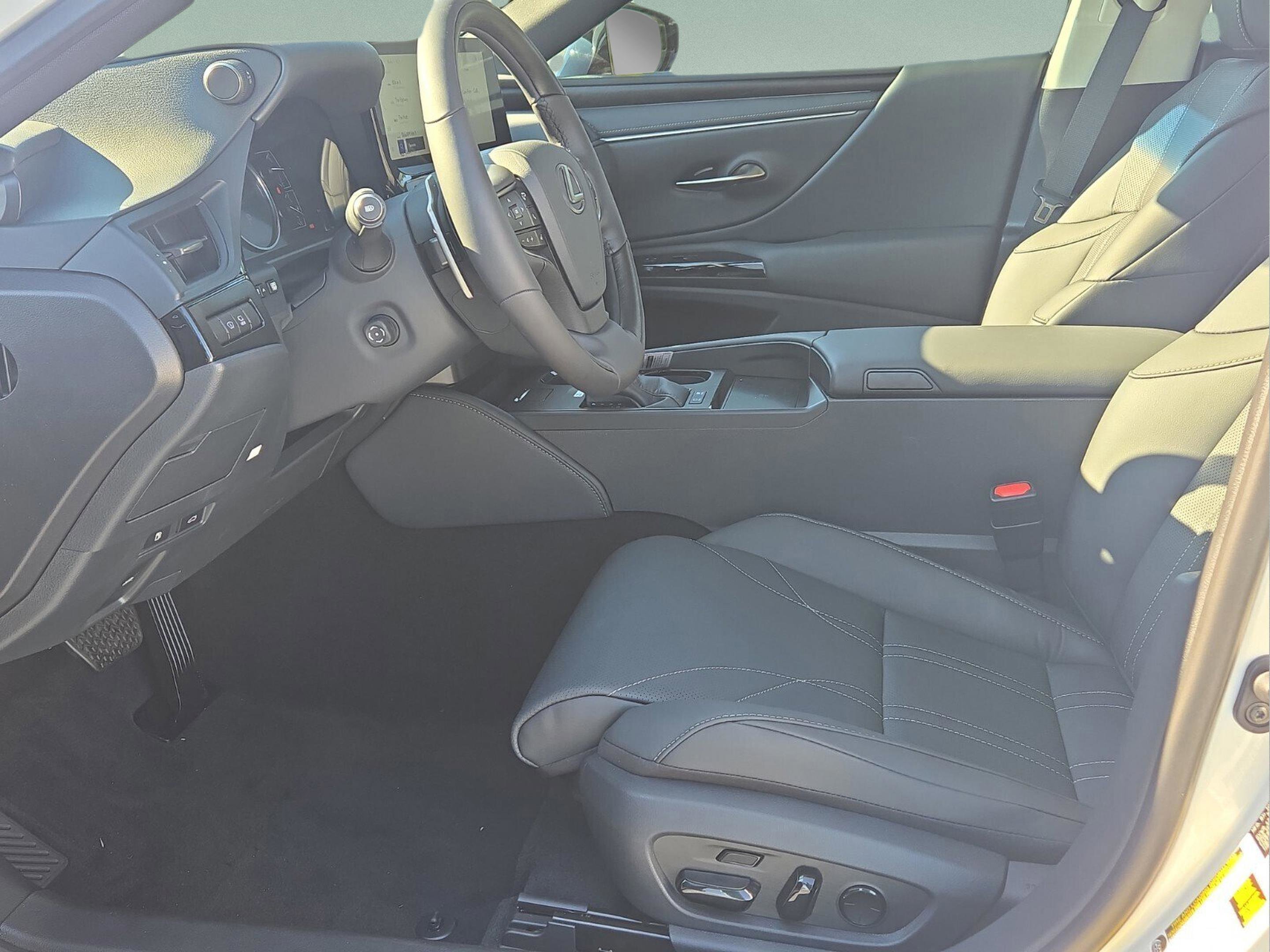 New 2025 Lexus ES 300h w/ Luxury Package image 7