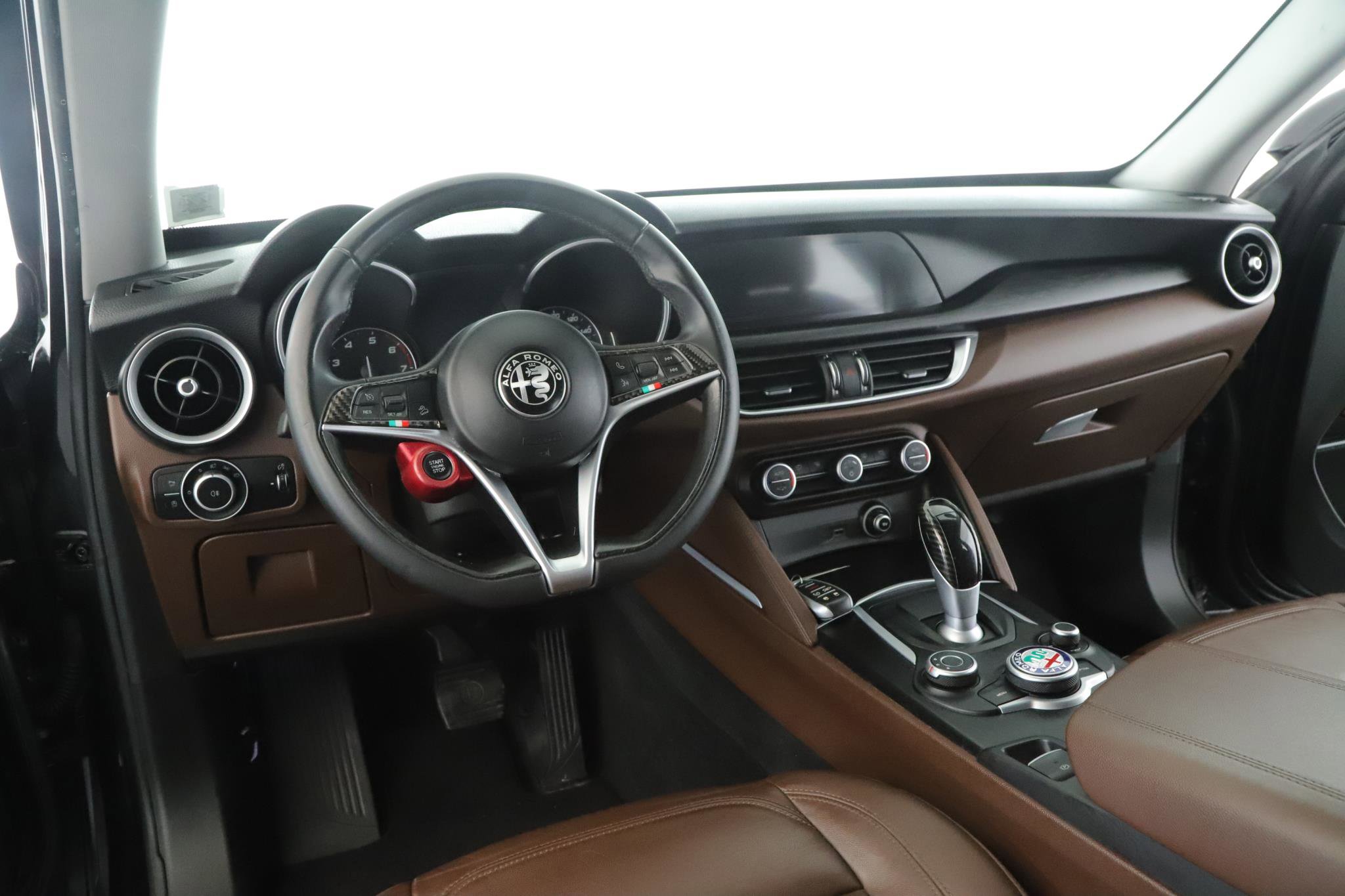 Used 2018 Alfa Romeo Stelvio AWD image 2