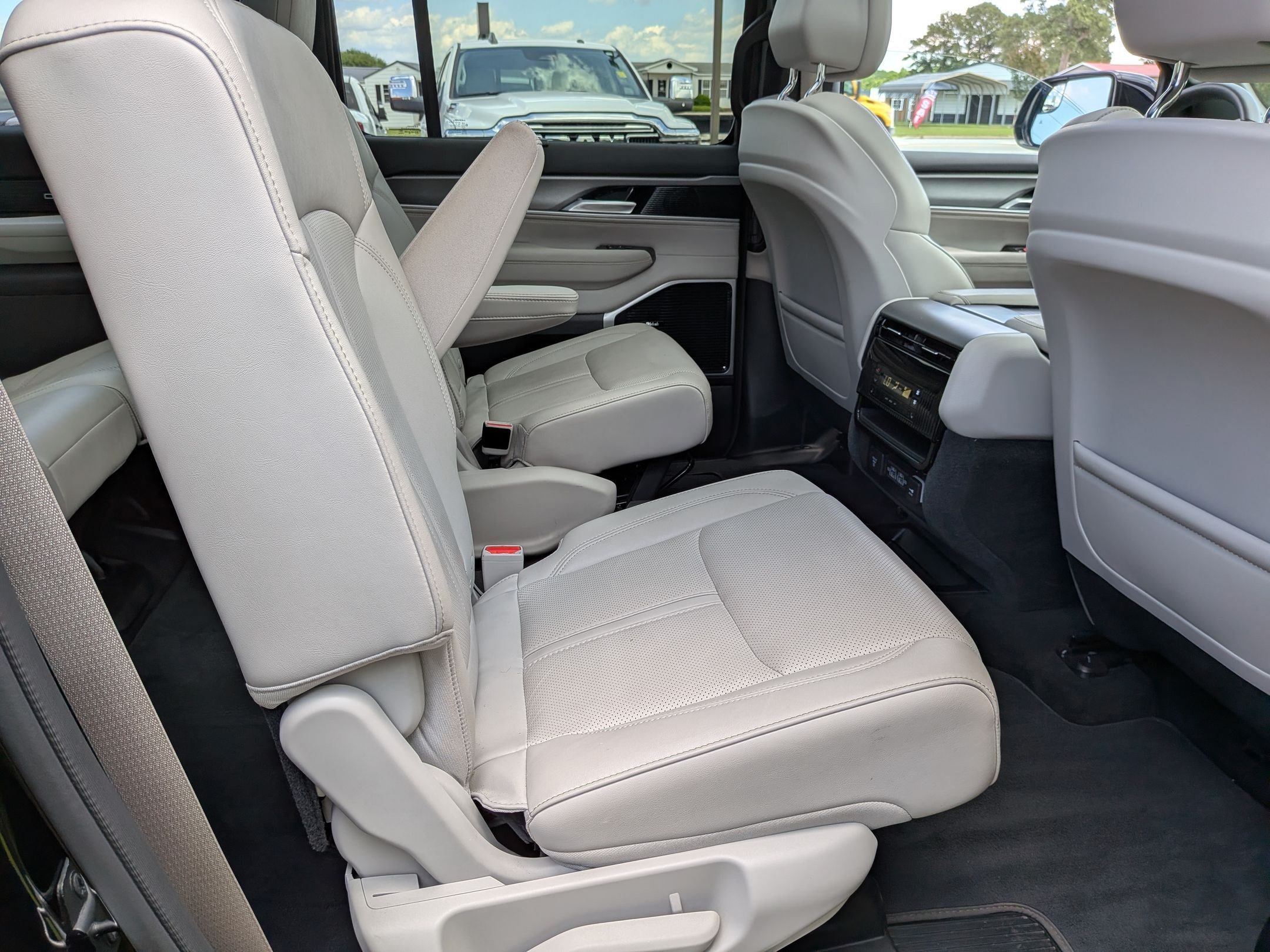 Certified 2025 Jeep Wagoneer Series III w/ Premium Group I AWD/4WD image 22