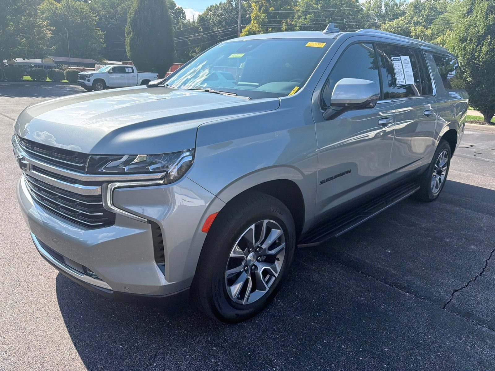 Used 2024 Chevrolet Suburban LT w/ Luxury Package AWD/4WD image 9