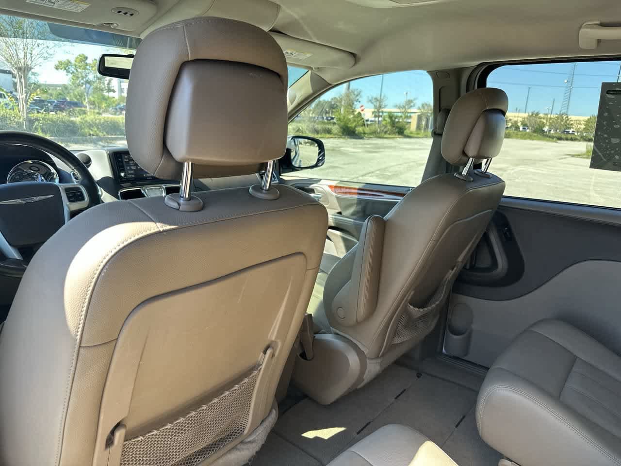 Used 2016 Chrysler Town & Country Touring FWD image 18
