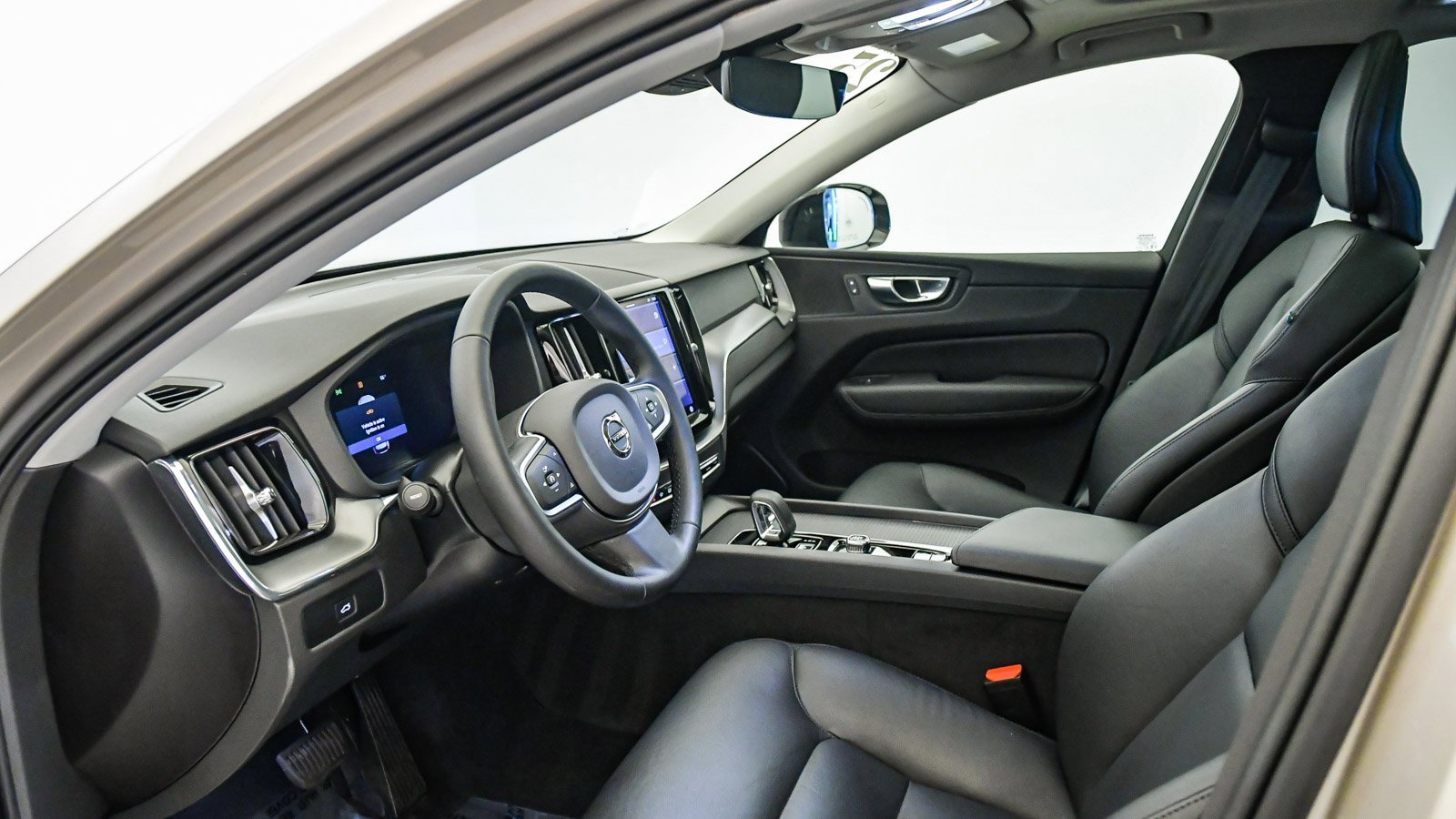 Certified 2025 Volvo XC60 B5 Core image 18