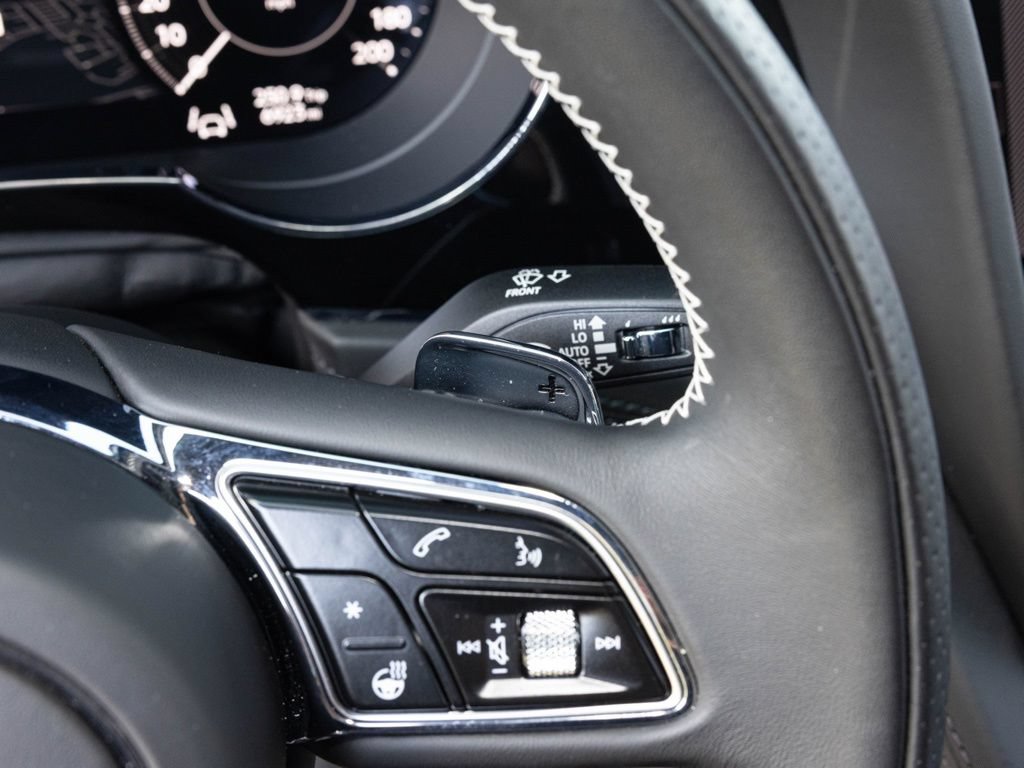 Used 2025 Bentley Bentayga AWD/4WD image 38