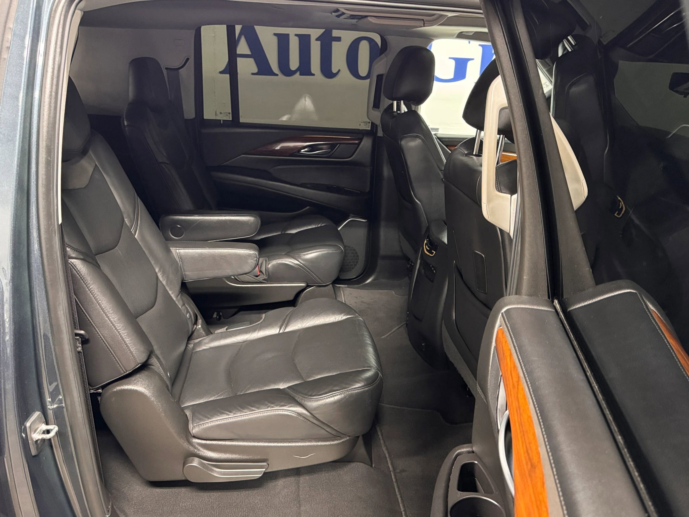 Used 2019 Cadillac Escalade ESV Premium Luxury image 16