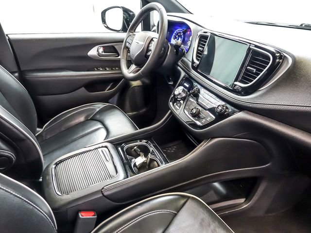 Used 2025 Chrysler Pacifica Limited FWD image 34