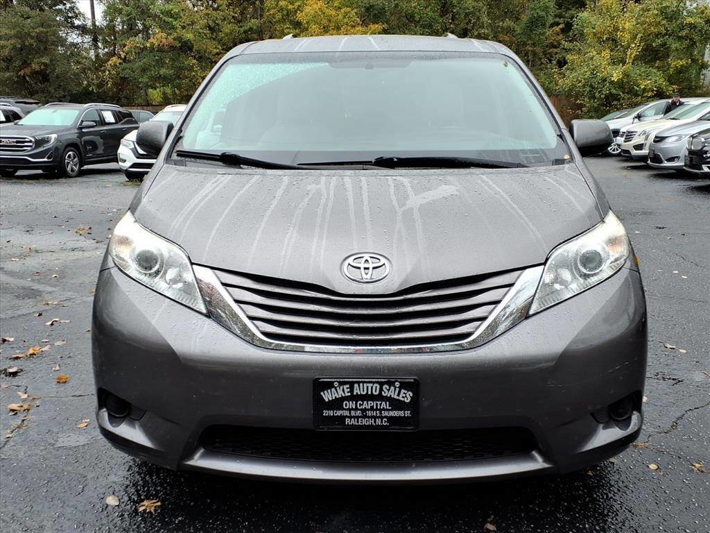 Used 2017 Toyota Sienna LE image 9
