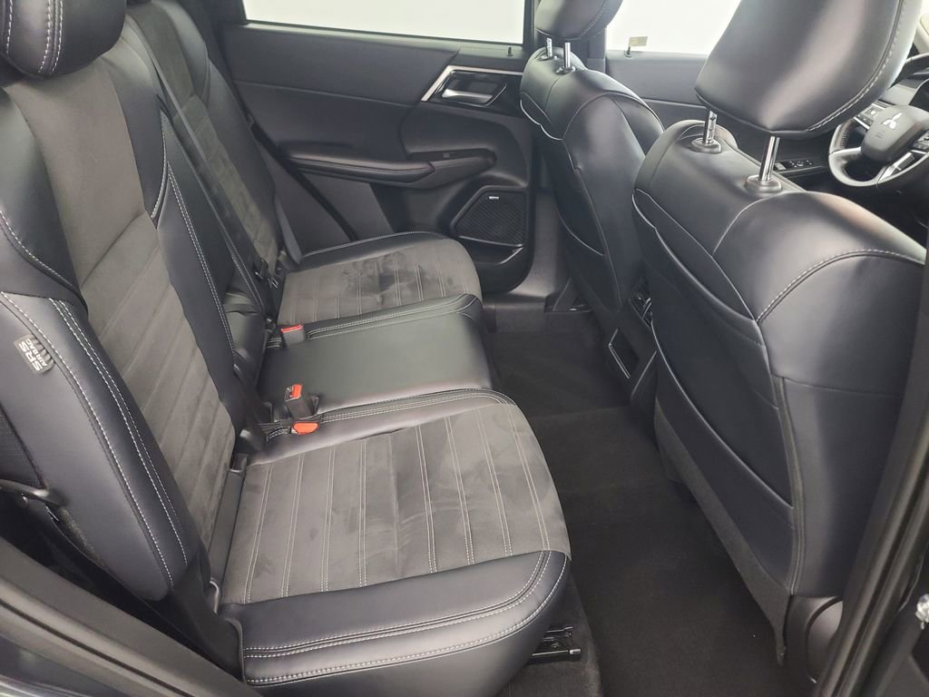 Used 2025 Mitsubishi Outlander SE AWD/4WD image 17