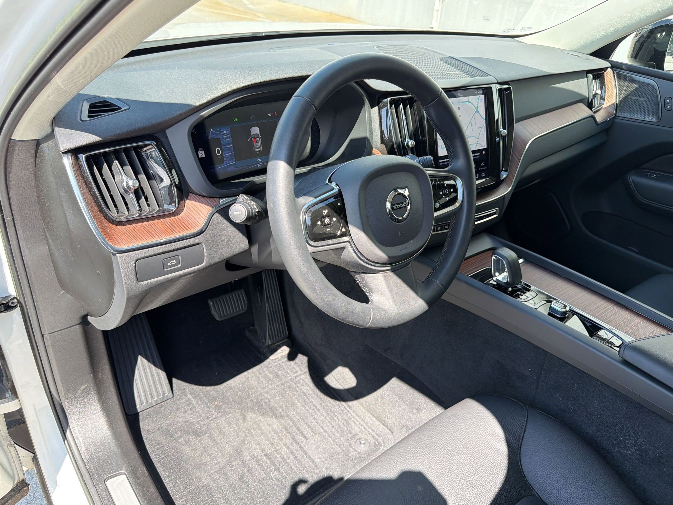 Used 2023 Volvo XC60 B5 Plus w/ Climate Package image 4