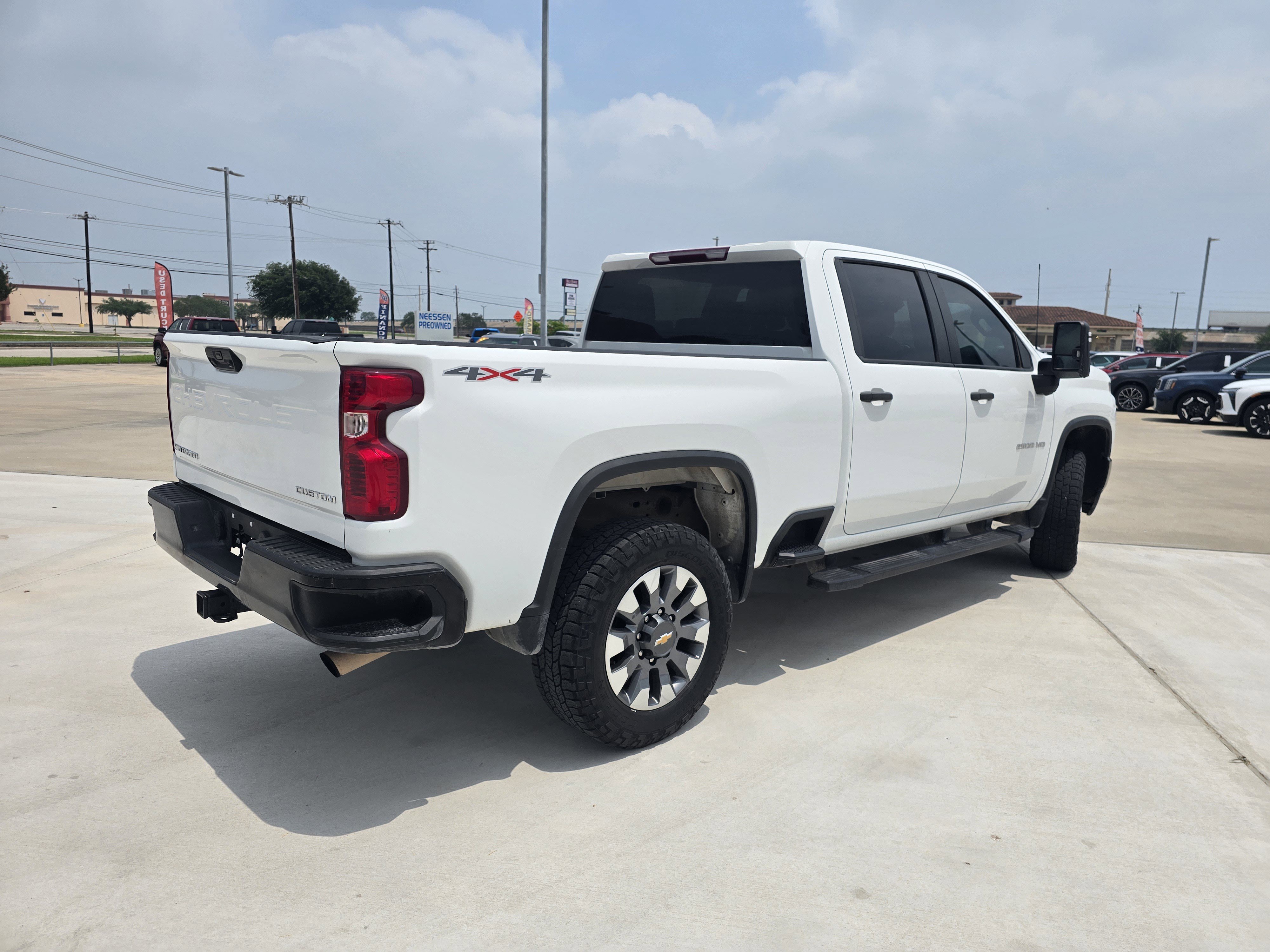 Used 2022 Chevrolet Silverado 2500 Custom w/ Custom Value Package AWD/4WD image 3