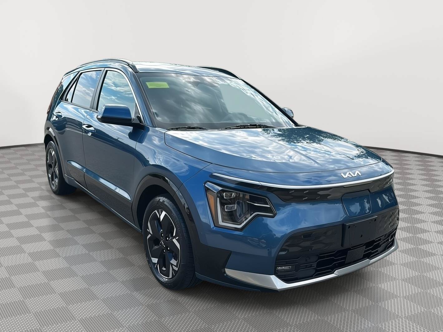 Used 2023 Kia Niro Wave w/ Wave Preserve Package FWD image 3