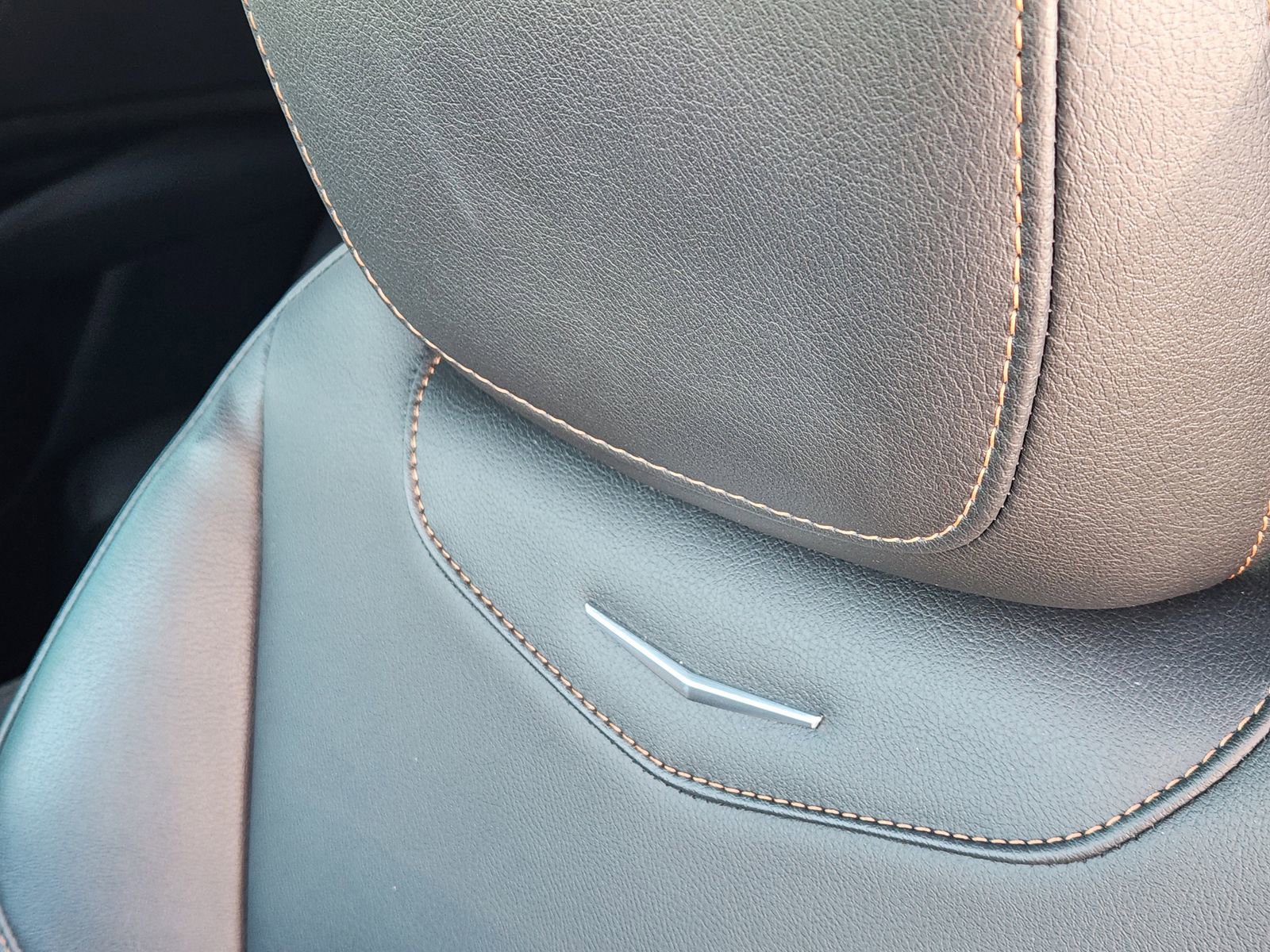 Used 2023 Cadillac XT4 Sport w/ Cold Weather Package image 18