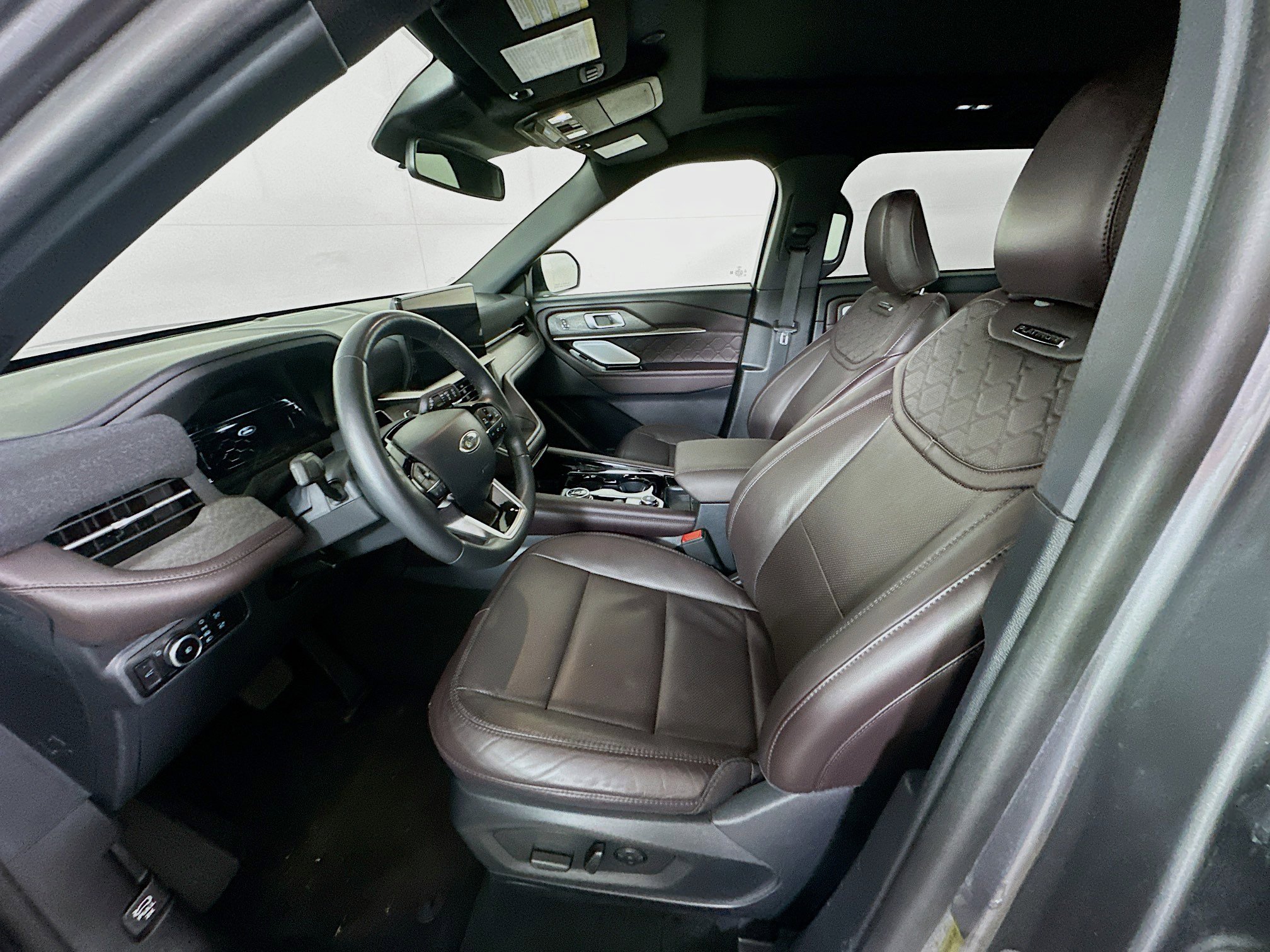 Used 2025 Ford Explorer Platinum w/ LUX Leather Package AWD/4WD image 13