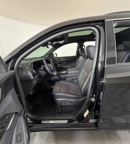 Certified 2025 Chevrolet Traverse High Country FWD image 10
