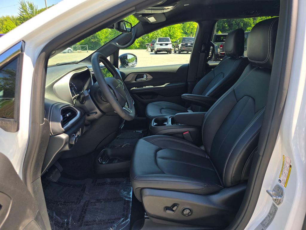 New 2027 Chrysler Pacifica Select FWD image 4