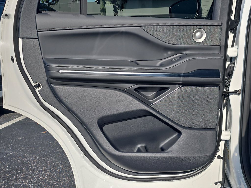 New 2026 Lincoln Navigator Reserve AWD/4WD image 11