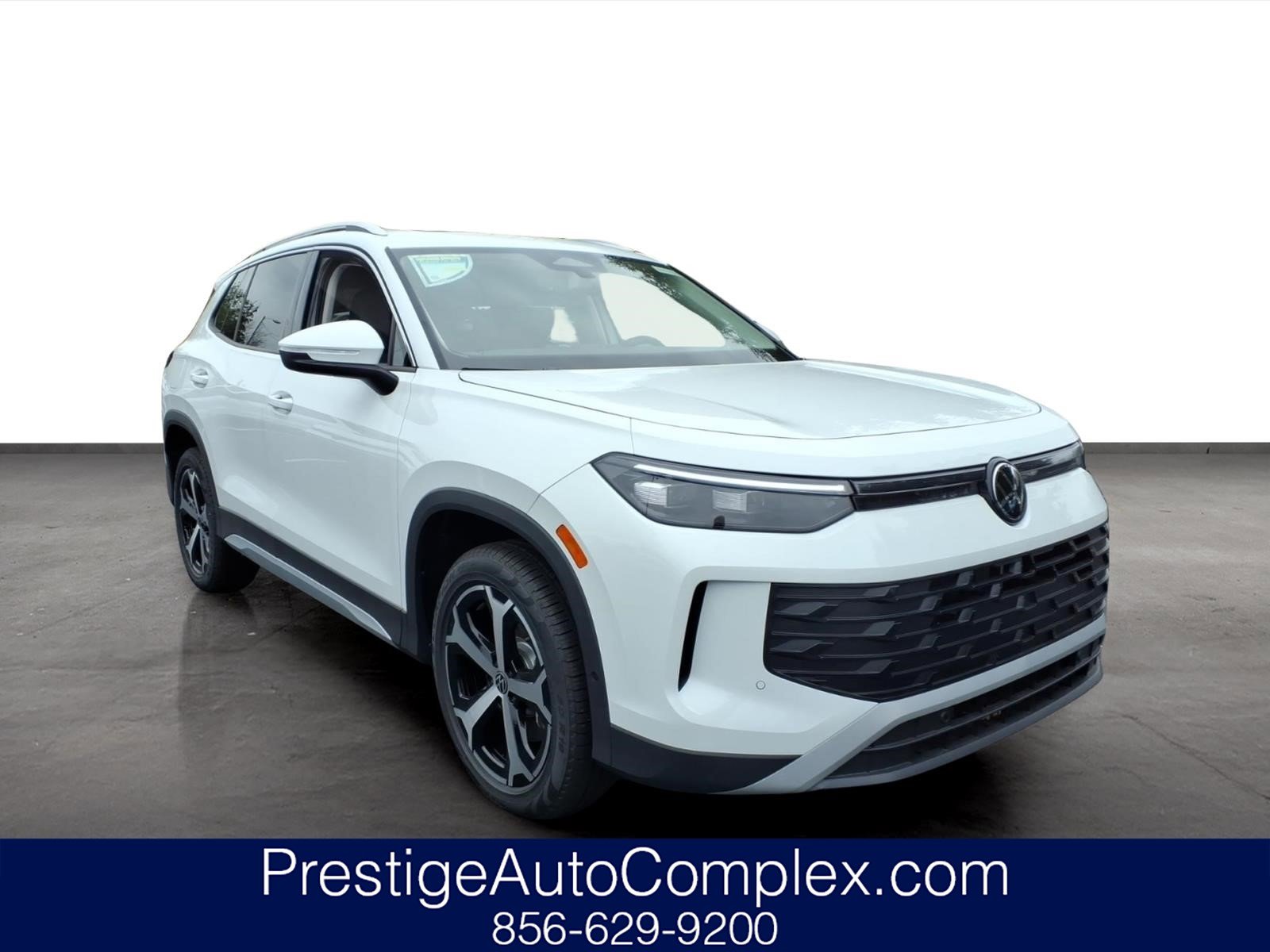 New 2025 Volkswagen Tiguan SE image 1