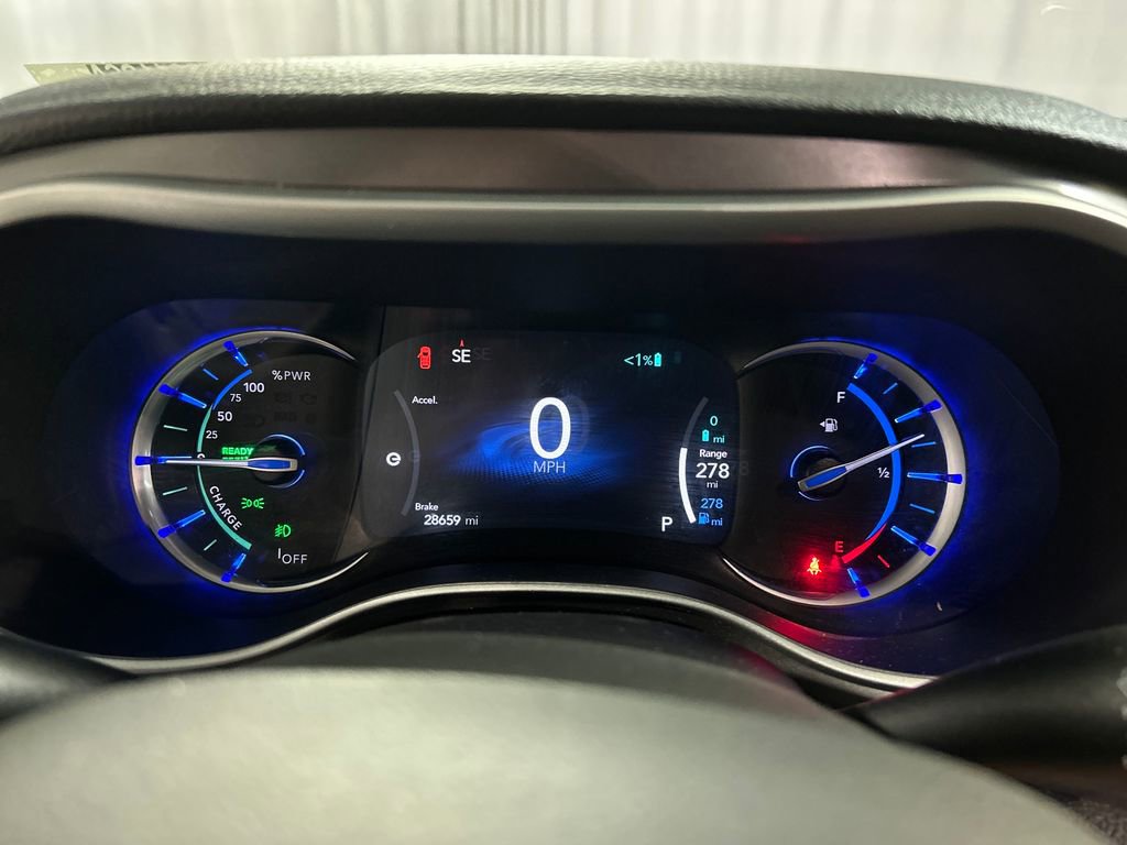 Used 2024 Chrysler Pacifica Select image 16