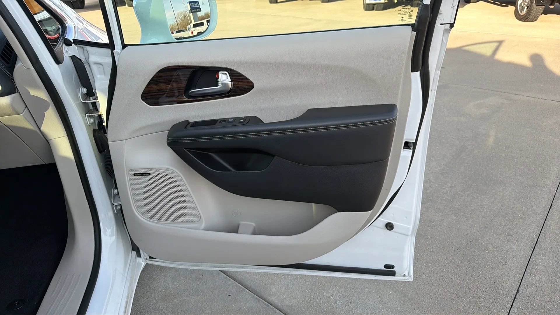 Used 2022 Chrysler Pacifica Limited image 67