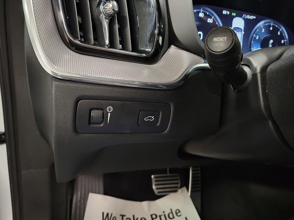 Used 2019 Volvo XC60 T5 R-Design image 23