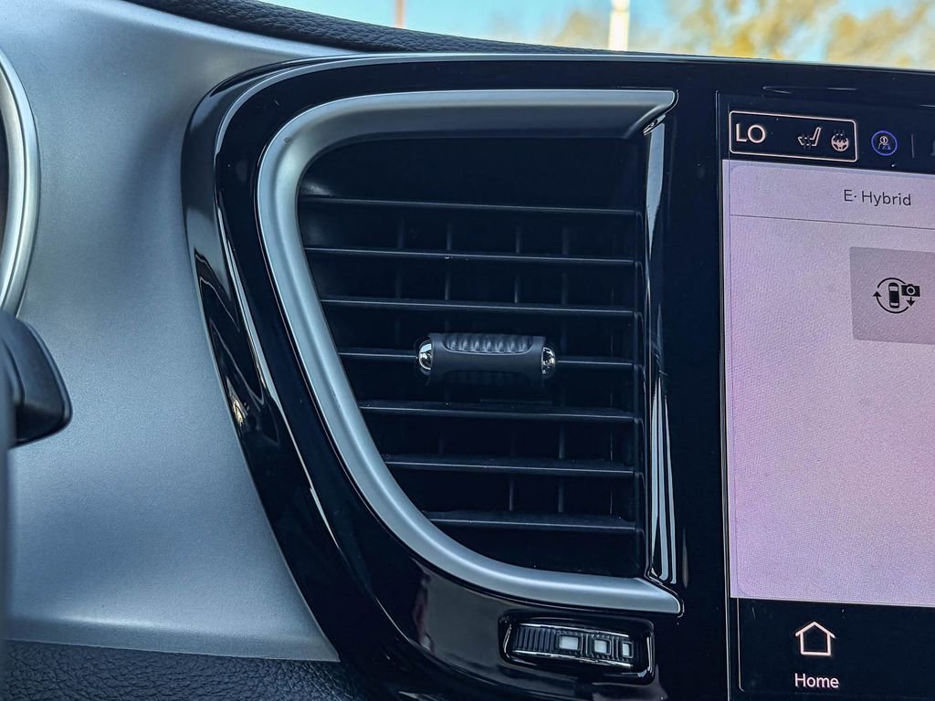 Used 2025 Chrysler Pacifica Premium image 27