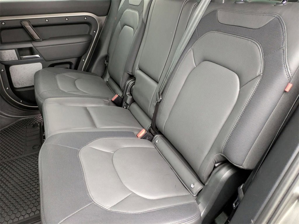 Used 2023 Land Rover Defender 130 X-Dynamic SE image 32