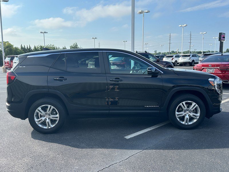 Used 2022 GMC Terrain SLE image 4