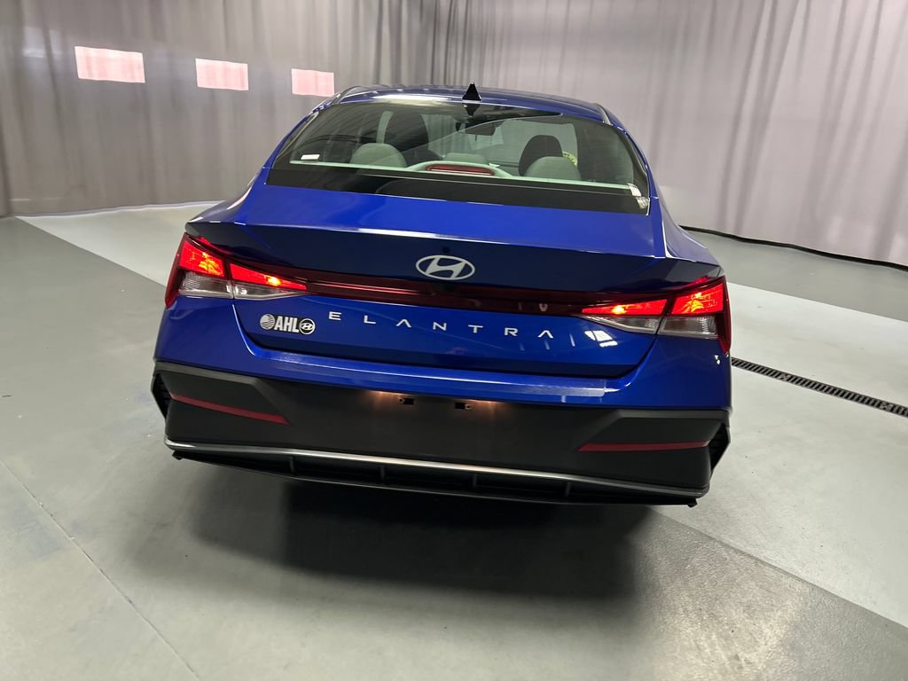 Used 2025 Hyundai Elantra SE FWD image 6