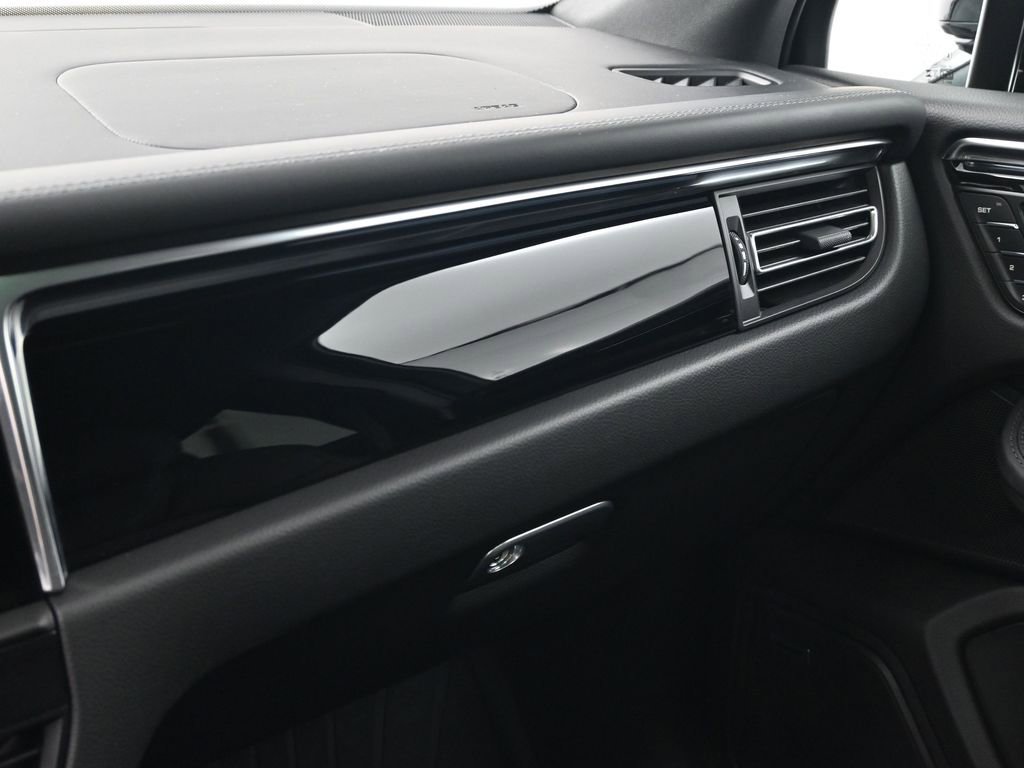 Certified 2026 Porsche Macan AWD/4WD image 23
