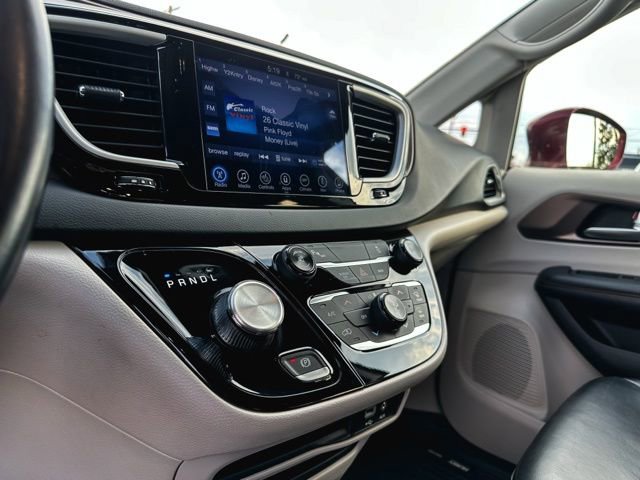 Used 2017 Chrysler Pacifica Touring-L image 17