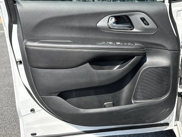 New 2027 Chrysler Pacifica Select FWD image 10